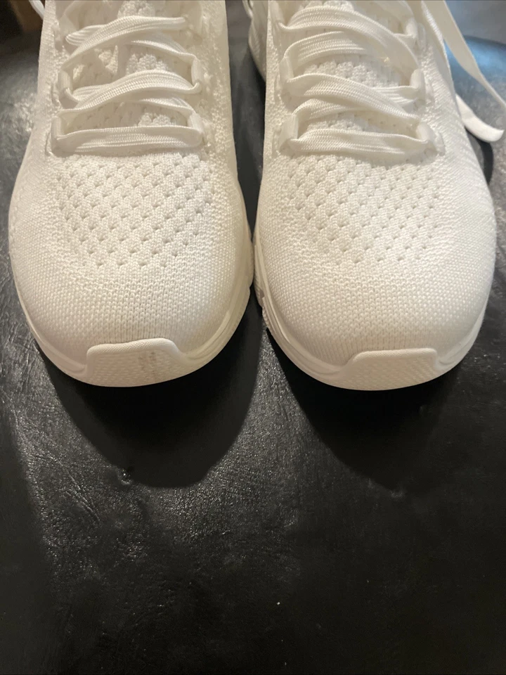 Tenis para correr Skechers blancos de espuma viscoelástica muy nuevos solo usados una vez talla 8/12 Foto 4 de 4