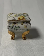 Vintage Floral  Trinket Dish With Lid. 1.25x1.25. Great Vintage Condition.