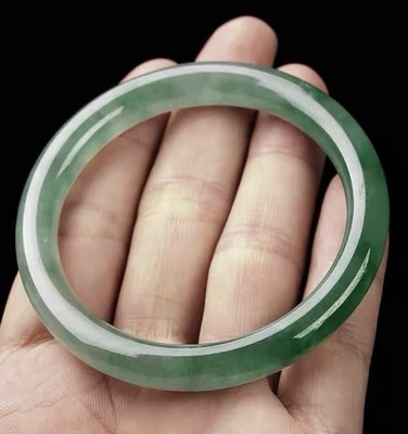 Natürlicher grüner Jade Armreif 62 mm rund glatt
