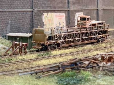 Spur O Waggon: Verwitterter Autotransporter und LKW-Ladung. Ref N8