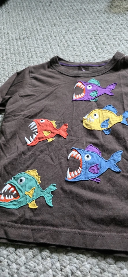 Mini Camisa Boden Applique Piranha Fish LS Infantil Tamanho 2 3Y - Imagem 2 de 4