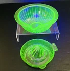 VTG Depression Uranium Green Glass Ribbed Mixing Batter Bowl Pour Spout & Juicer