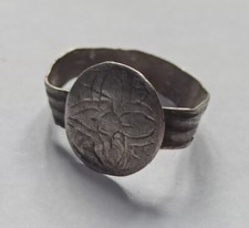LATE MEDIEVAL SILVER RING WITH FLORAL MOTIF 1400-1500 AD
