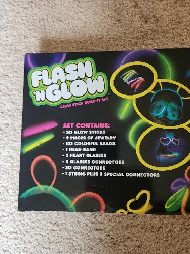 TwoGlow Stick Build It Set Flash N Glow Over 200pcs Bracelets Necklaces Glasses - Picture 4 of 4
