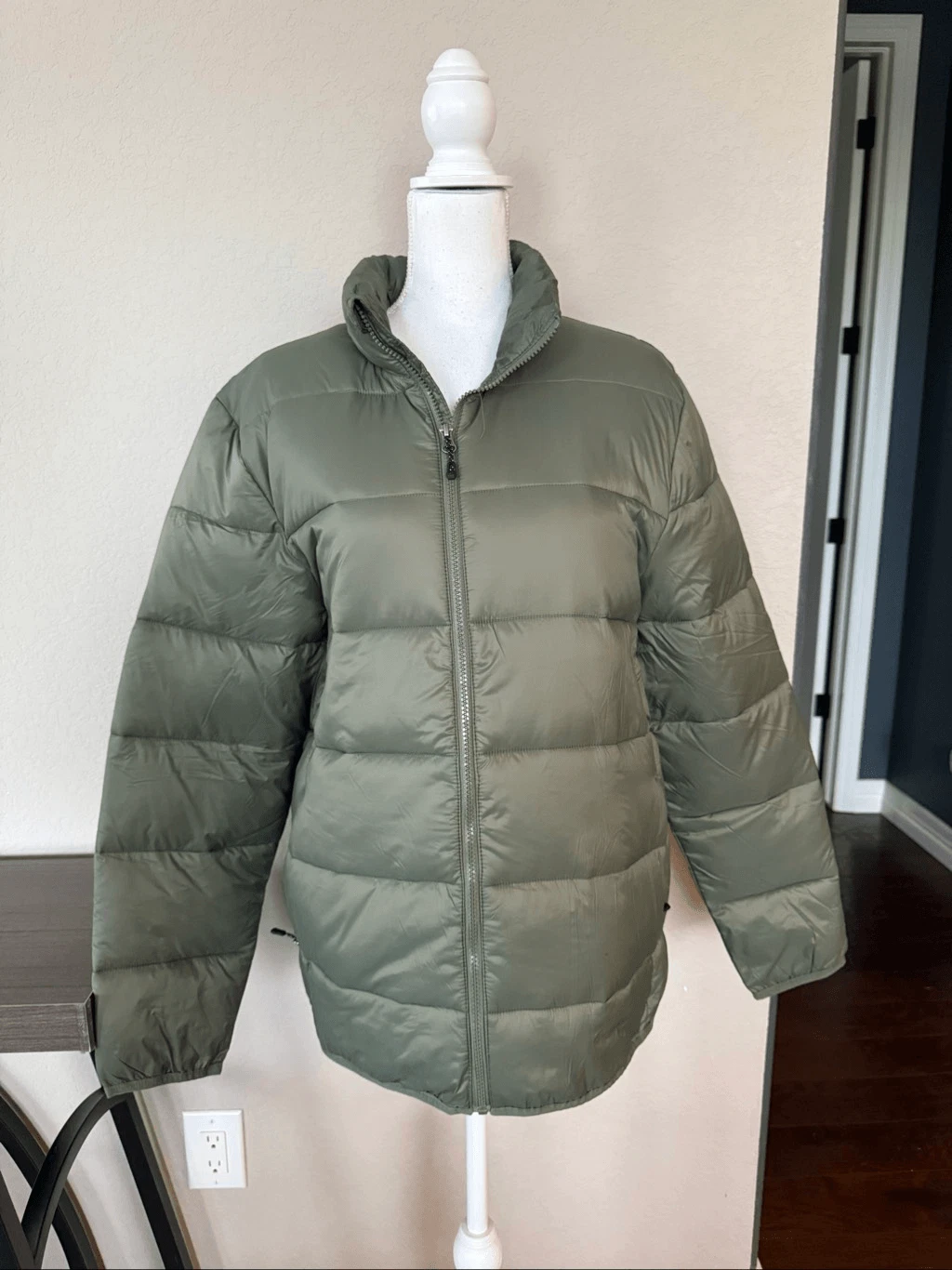 NEW Men’s Lightweight Swiss Tech Dark Green Packable Puffer Coat Medium
