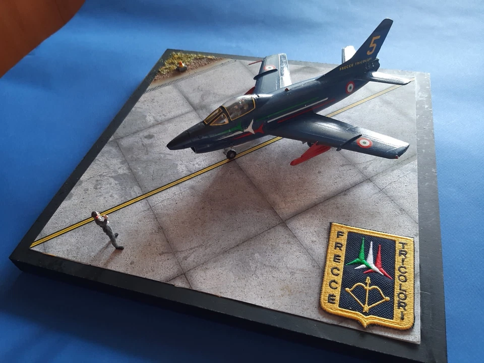 Fiat G.91 PAN Frecce tricolori 1/48 Italeri  with diorama ( cm 29 x 29 ) 1 - Immagine 3 di 4