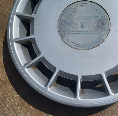 Volvo 240 hubcap 1989- 1993 fits 14 inch wheels, p/n 3540176