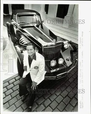 1980 Press Photo Robert Gordon Sits on Bumper of His New Clenet - lrb12245