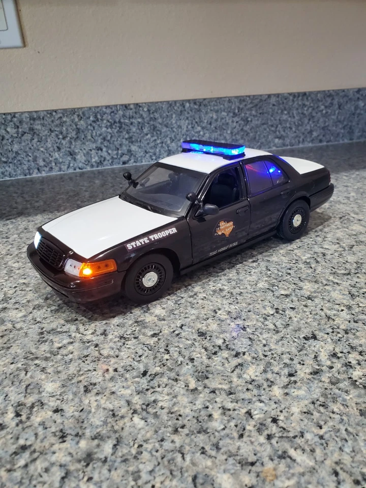Texas State Trooper - Ford Crown Vic w/ All Flashing Lights - Image 3 of 4