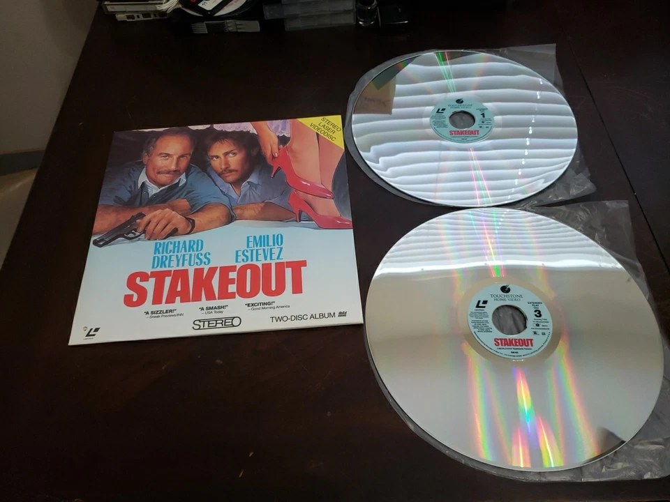 Stakeout LaserDisc 1987 Action Comedy Emilio Estevez Richard Dreyfuss Cops Y1 - Imagem 2 de 4