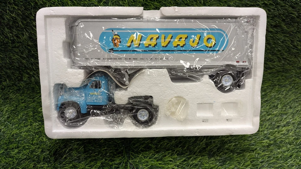 1st GEAR #18-1368 Hennis Mack Tractor & Trailer 1960 Model B-61 1:34 Scale READ! - Image 3 of 4