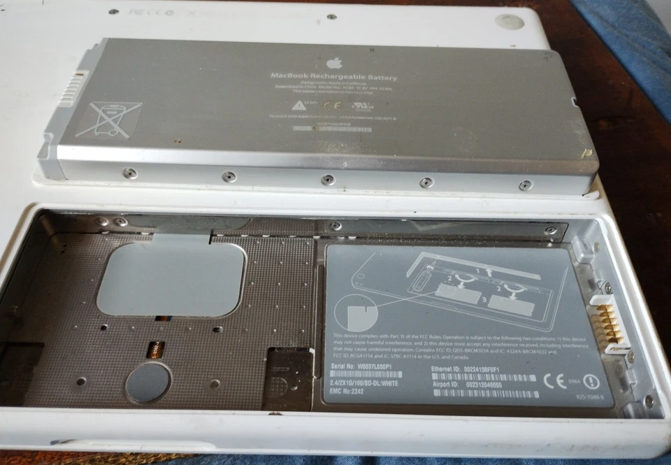 Apple Macbook A1181 spares or repair - Image 4 of 4