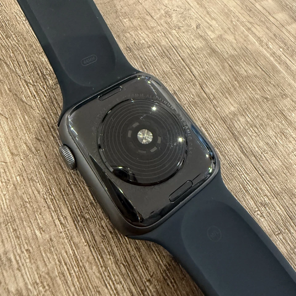 Apple Watch SE 44mm Grigio Siderale con Cinturino Nero - Immagine 3 di 4