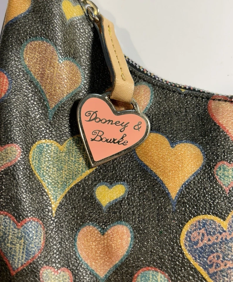 Bolsa de ombro Dooney Bourke vintage padrão coração pequena fecho com zíper frete grátis EUA - Imagem 3 de 4