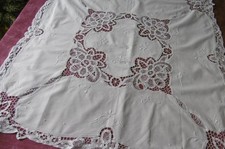 Nappe avec broderies florales dentelle et entredeux