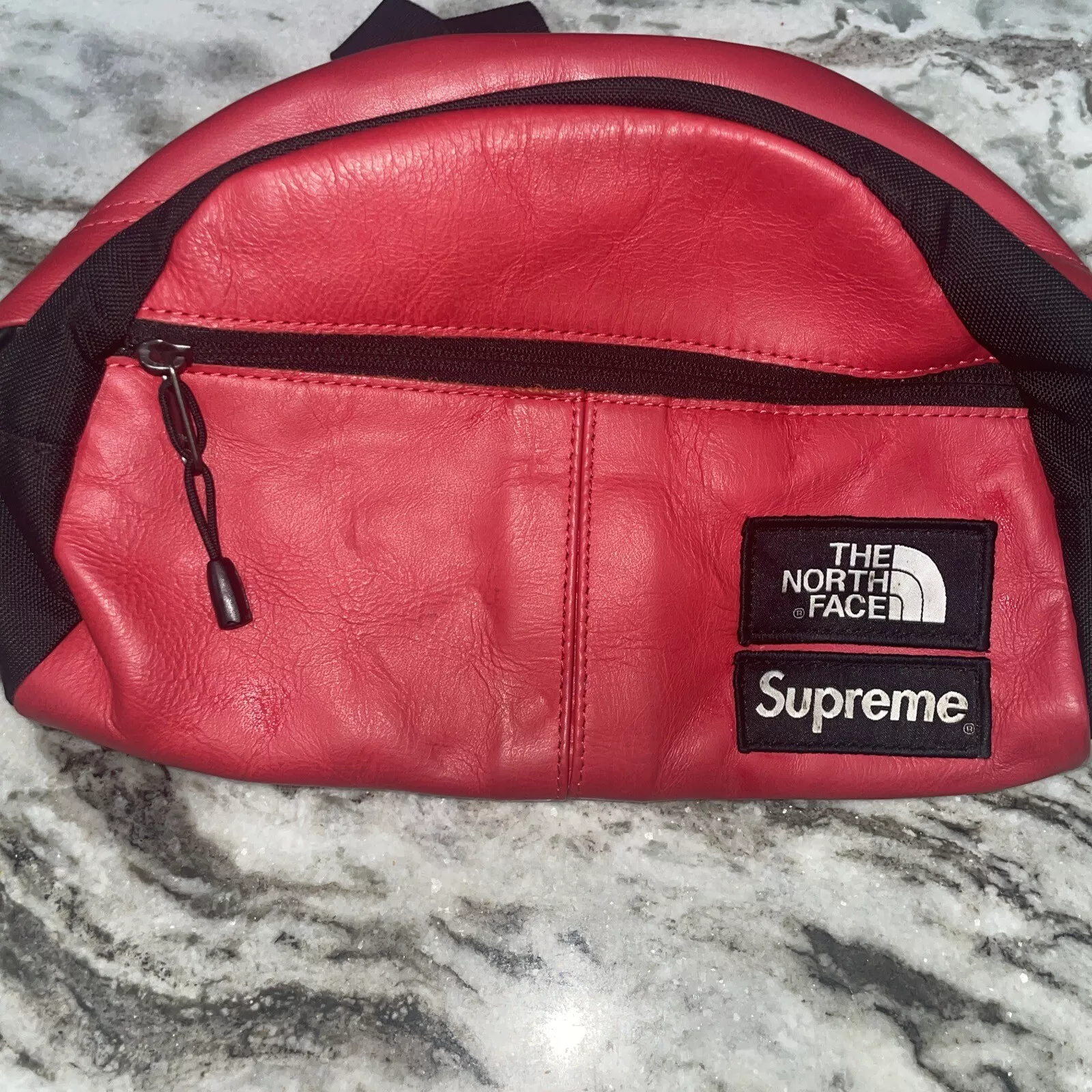 Sac à bandoulière Supreme x The North Face cuir Roo II pack lombaire taille rouge