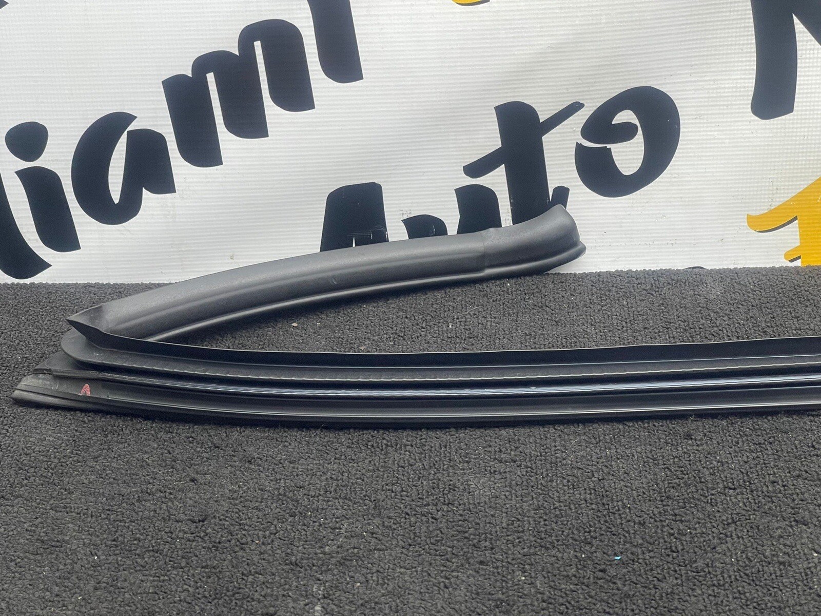 2014 MASERATI GRANTURISMO UPPER RIGHT RH PASSENGER DOOR GASKET DOOR SEAL OEM