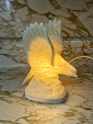 Vintage Mid Century 1960s Milk Glass Bald Eagle Table Accent Lamp Americana