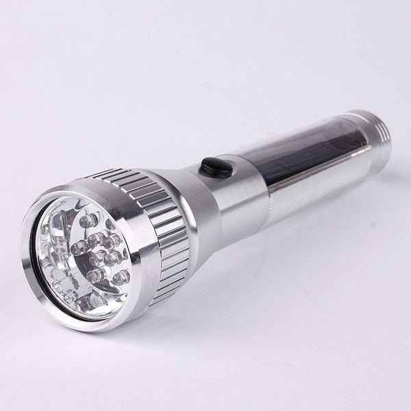 Panne de courant ? Lampe torche solaire alu anti-choc avec flash portée 50m