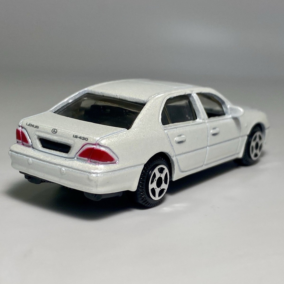 MotorMax #6064 Lexus LS430 1:64 Diecast Diorama Model Car Pearl