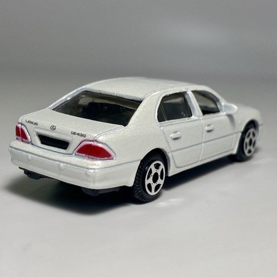 MotorMax #6064 Lexus LS430 1:64 Diecast Diorama Model Car Pearl