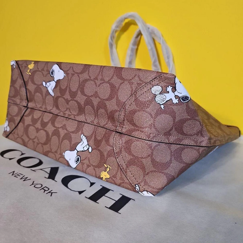 Coach Peanuts Snoopy Redwood Tote Bag Coach Peanuts Snoopy Redwood Tote Bag