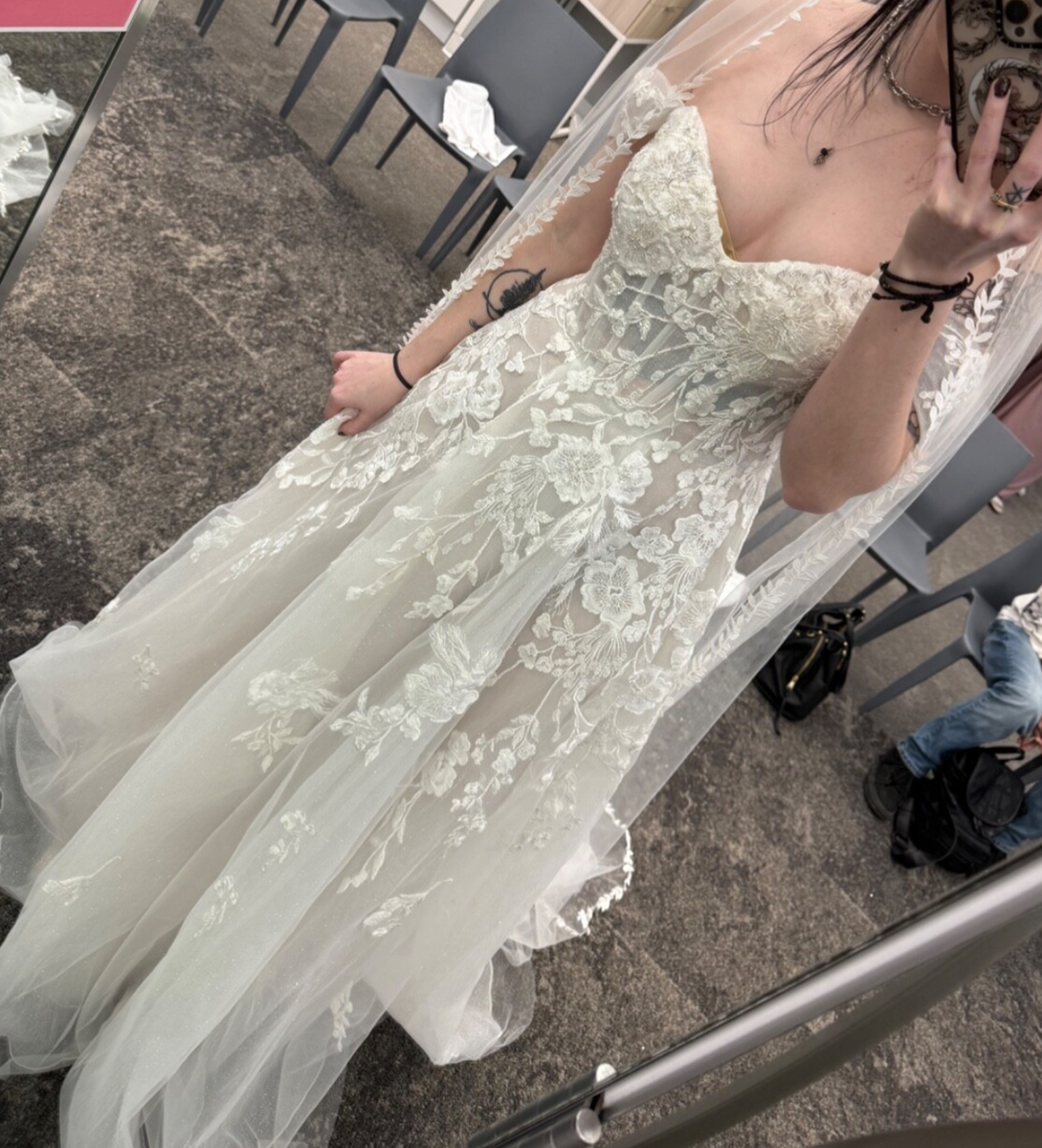Davids Bridal Ivory Sweetheart Neckline Sleeveless Wedding Gown + Matching  Veil