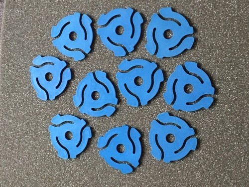 Candele accese in bagno al buio | Foto Gratis