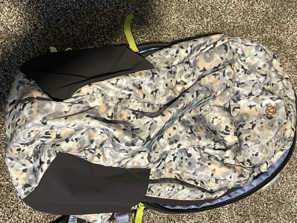 Mochila Lululemon Run From Work Not So Petite Fleur Cuchara Plateada Camuflada Foto 3 de 4