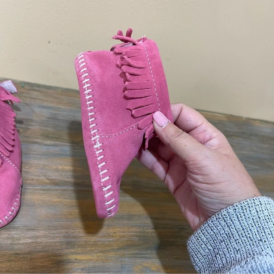 Botas mocassim Minnetonka infantil aba traseira camurça franja rosa tamanho 6 - Imagem 4 de 4