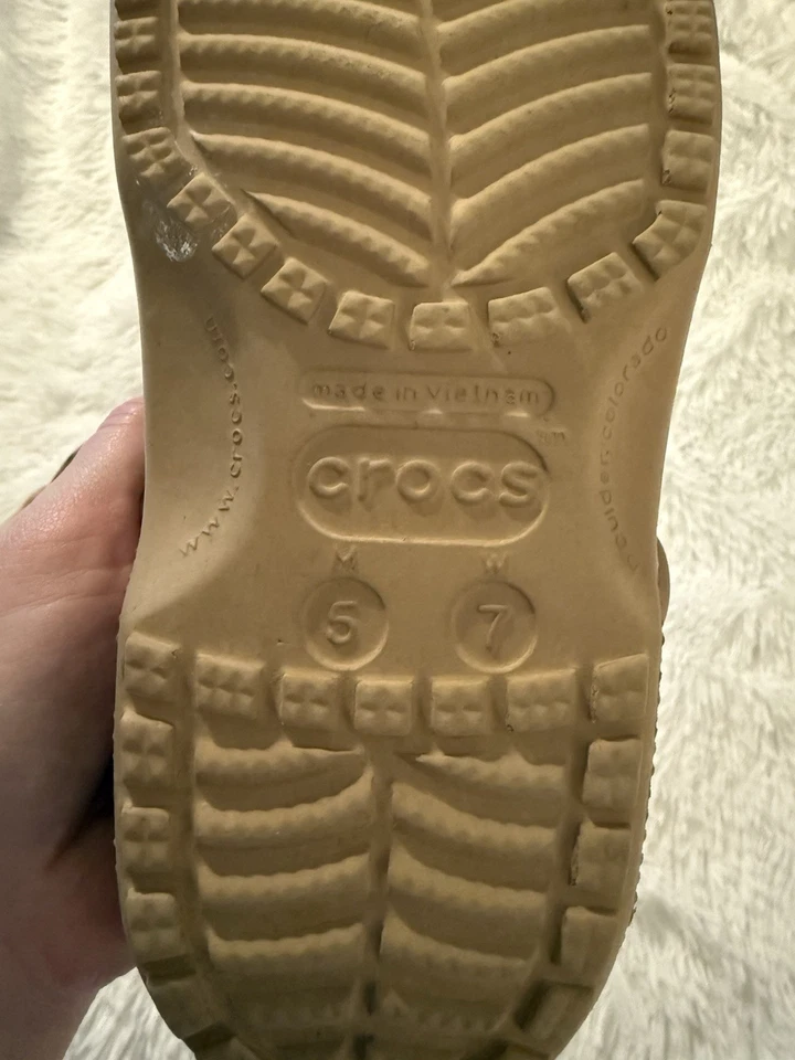 Zueco de leopardo Crocs para mujer talla 7 Foto 3 de 3