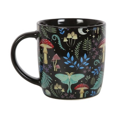 Tasse, Kaffee und Teetasse, dunkler Wald, Motte und Pilz von Something Different