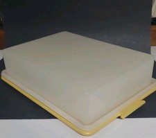 TUPPERWARE Rectangular Cake Taker 13 x 9 - Harvest Gold Base / Lid 622 623