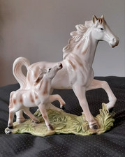 Porzellan Pferdefigur Stute mit Fohlen weiß Dekoration