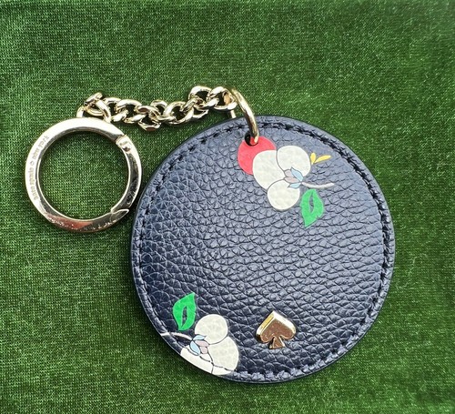 Neu ohne Etikett Kate Spade NY EVA Blumenmuster marineblau Lederscheibe Schlüsselanhänger Handtasche Taschenanhänger - Bild 3 von 5