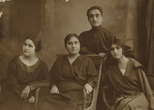 RUSSIAN FAMILY PORTRAIT : PHOTOGRAPHER KOZLOV : TBILISI, GEORGIA - Picture 2 of 5