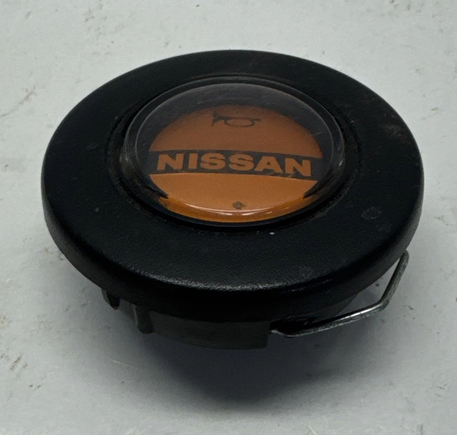 Botón bocina volante Nissan original años 80 720 "B" Foto 2 de 4