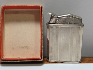Encendedor de bolsillo Clark Deluxe gasolina tono plata sin encender sin usar en caja alrededor de 1930 JGBX29