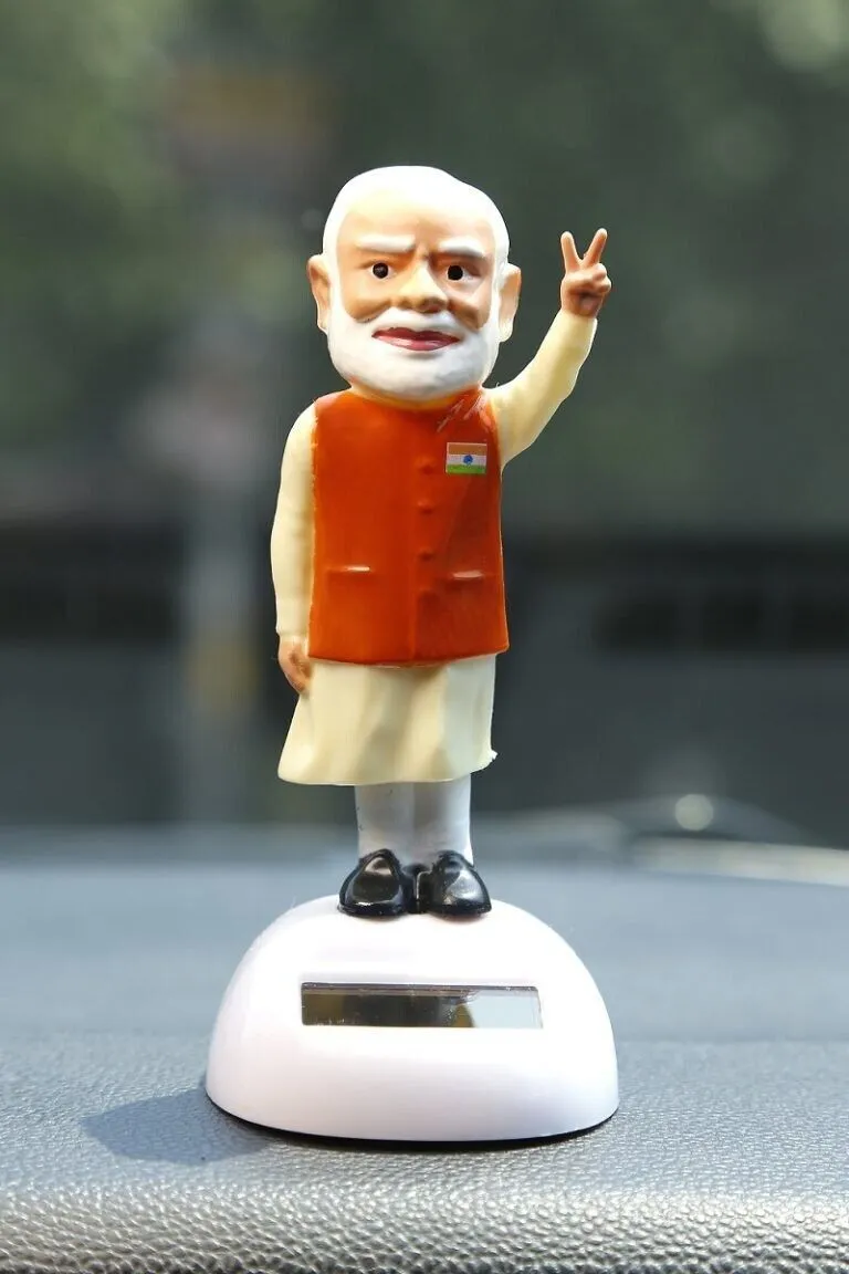 Voiture à figurine solaire Mr Narendra Modi Premier ministre