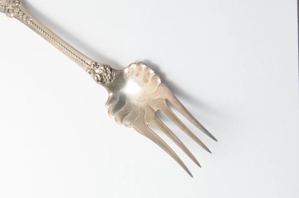 Antiguo tenedor para servir Tiffany & Co de plata de ley de 8" con monograma Foto 2 de 4