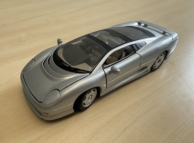 Maisto Jaguar XJ220 (1992) 1:18   Silber, Türen & Hauben öffnen, Vitrinenmodell