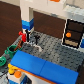 LEGO Juniors Gas Station 10659 Complete Set with Minifigures Red Car No suitcase