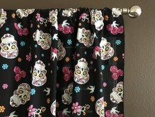 CENEFA VENTANA ALGODÓN 42" ANCHO DÍA DE MUERTOS BRILLO AZÚCAR CALAVERAS CON FLORES