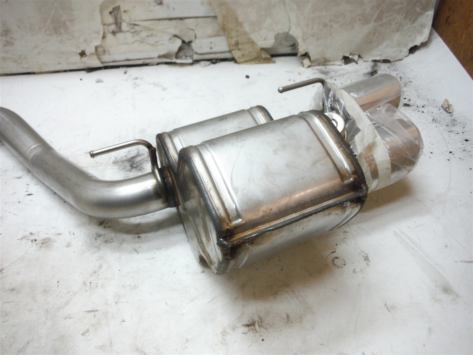 MASERATI GHIBLI DRIVER LEFTREAR EXHAUST MUFFLER WITH PIPE OEM 670030855