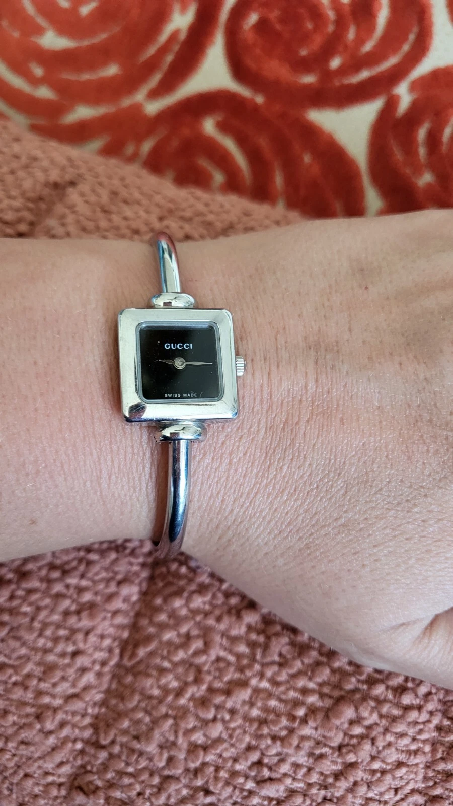 Montre femme à quartz Gucci 1900L à cadran noir de fabrication suisse excellent état 