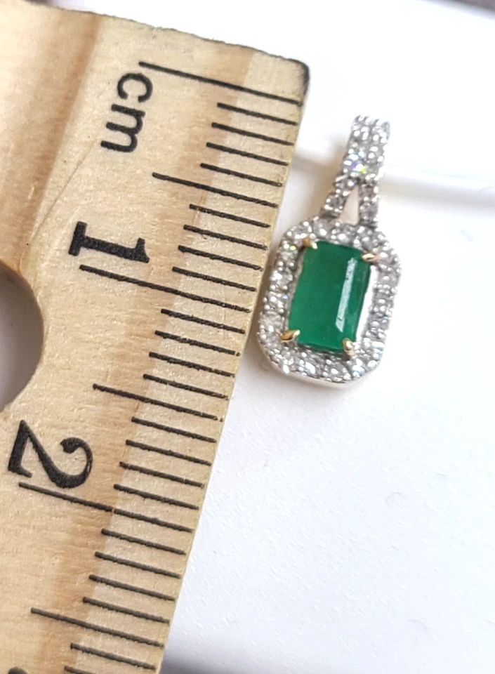 OFERTA! COLGANTE DE DIAMANTES Y ESMERALDAS GENUINAS DE 0,40 CTW EN ORO DE 14K 20 MM Foto 2 de 4