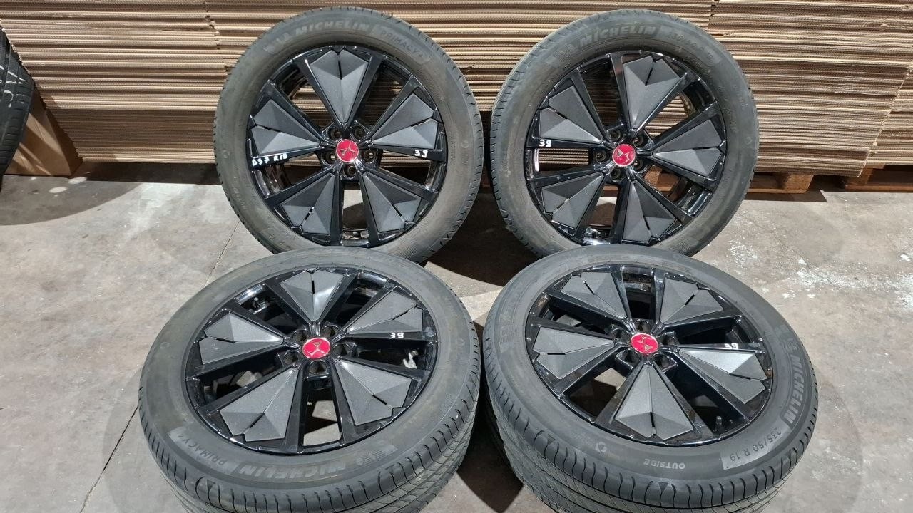 39 cerchi e gomme estive Ds7 235 50 19 Michelin graffiati