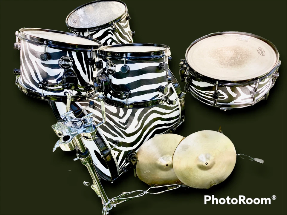 juego de batería usado con platillos estampado Wild Zebra  Foto 2 de 4