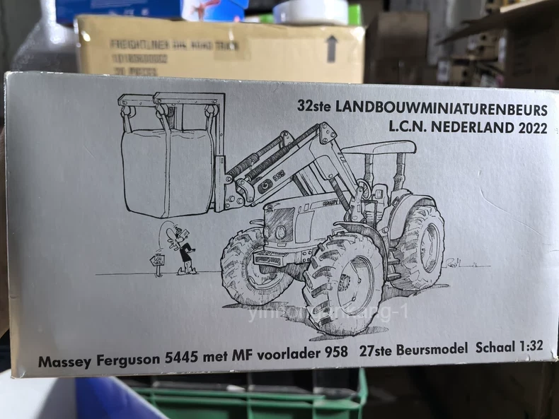 siku 1:32 Massey Ferguson 958 Massey Tractor Model Cargo Transport Truck - Image 4 of 4