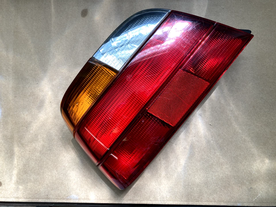 Conjunto de lámpara trasera lateral izquierda BMW 740i 750iL 1995-1998 OEM con bombillas 63218352027 Foto 2 de 4